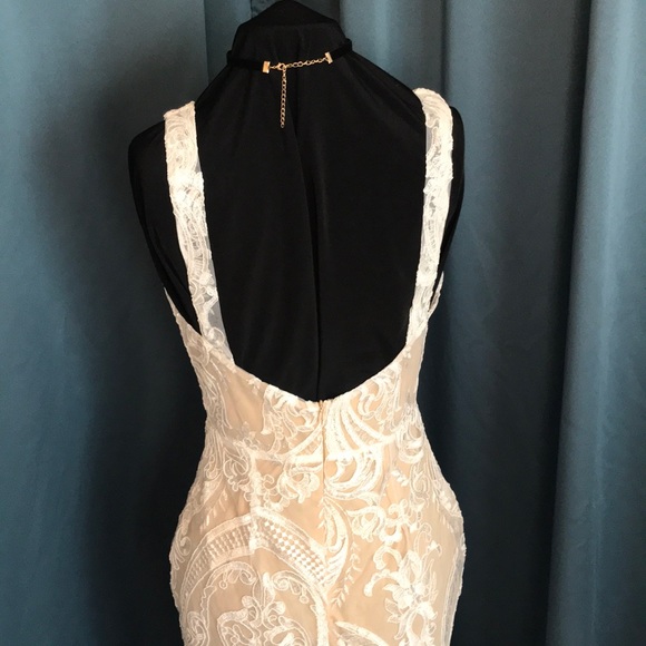 Elegant lace gown with train - Picture 10 of 12